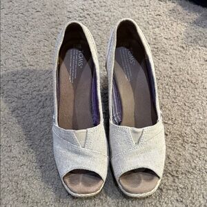 Women’s TOMS 8.5 wedges nude burlap